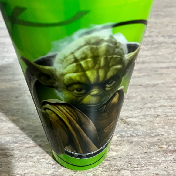 Star Wars 2-in-1 snackeez Yoda cup/snack bowl and straw - Picture 14 of 16